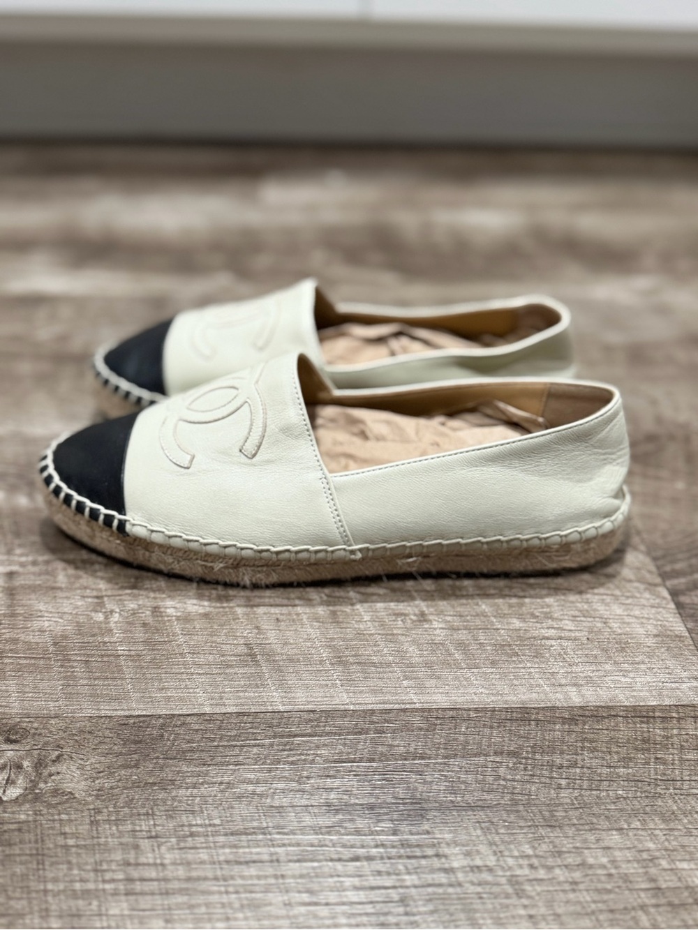 CHANEL Black Beige Leather Lambskin Espadrilles CC Cap Toe Sole Slip On EU Sz 39 - Picture 2 of 10